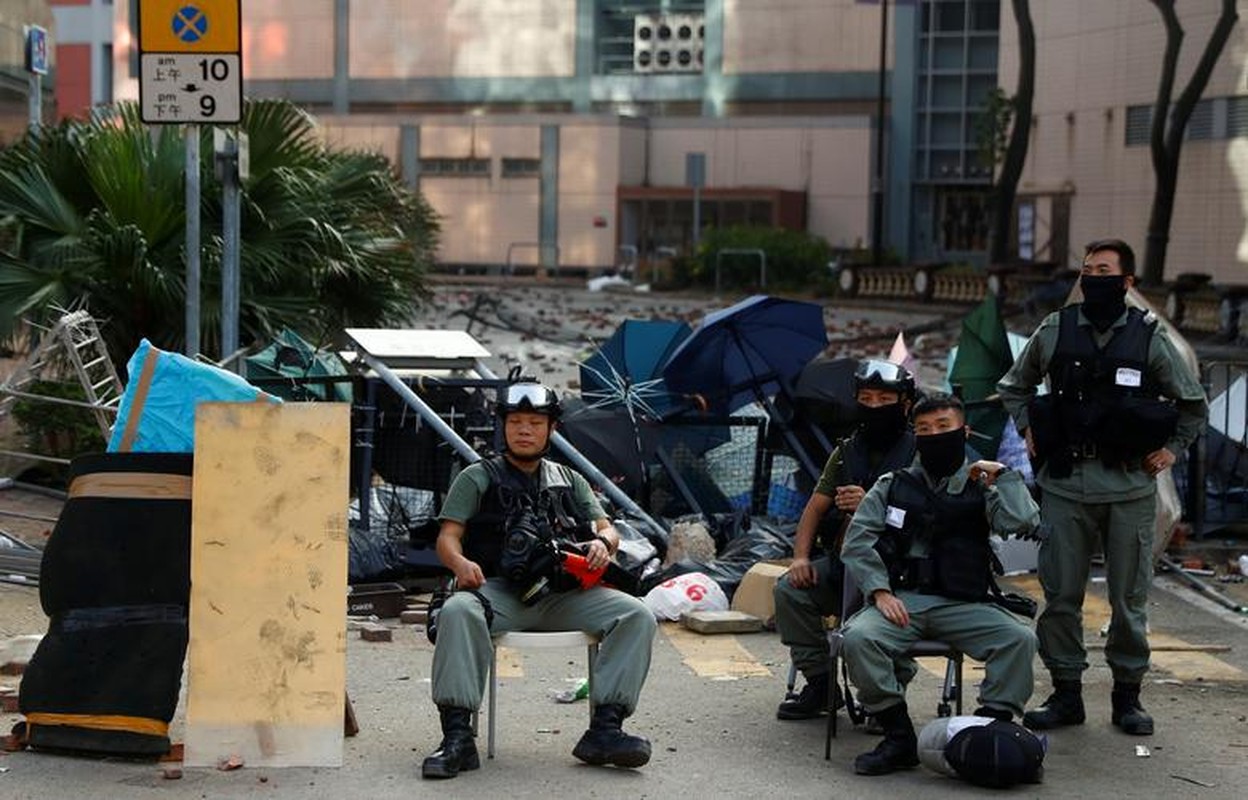 Giat minh “noi an chon o” cua nguoi bieu tinh trong truong dai hoc Hong Kong-Hinh-9