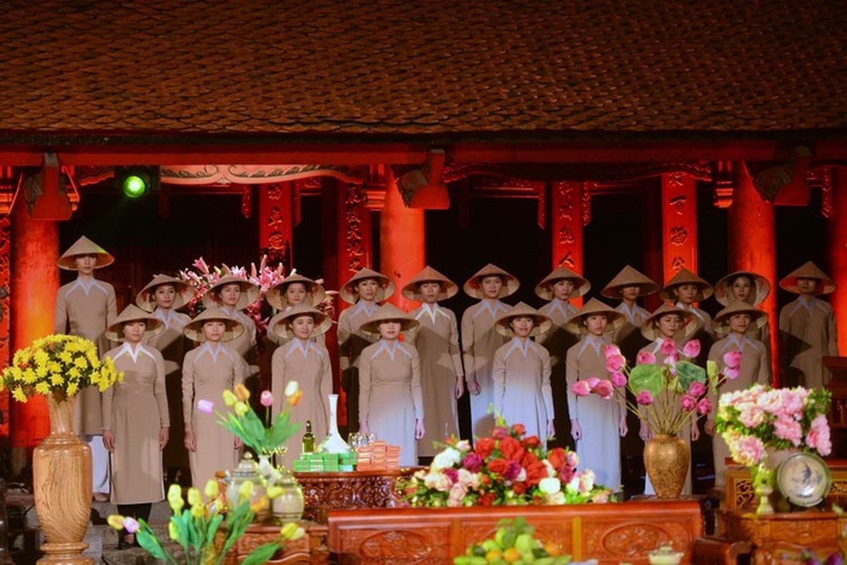 Ngam cac phu nhan chinh khach dien ao dai Viet Nam dep la