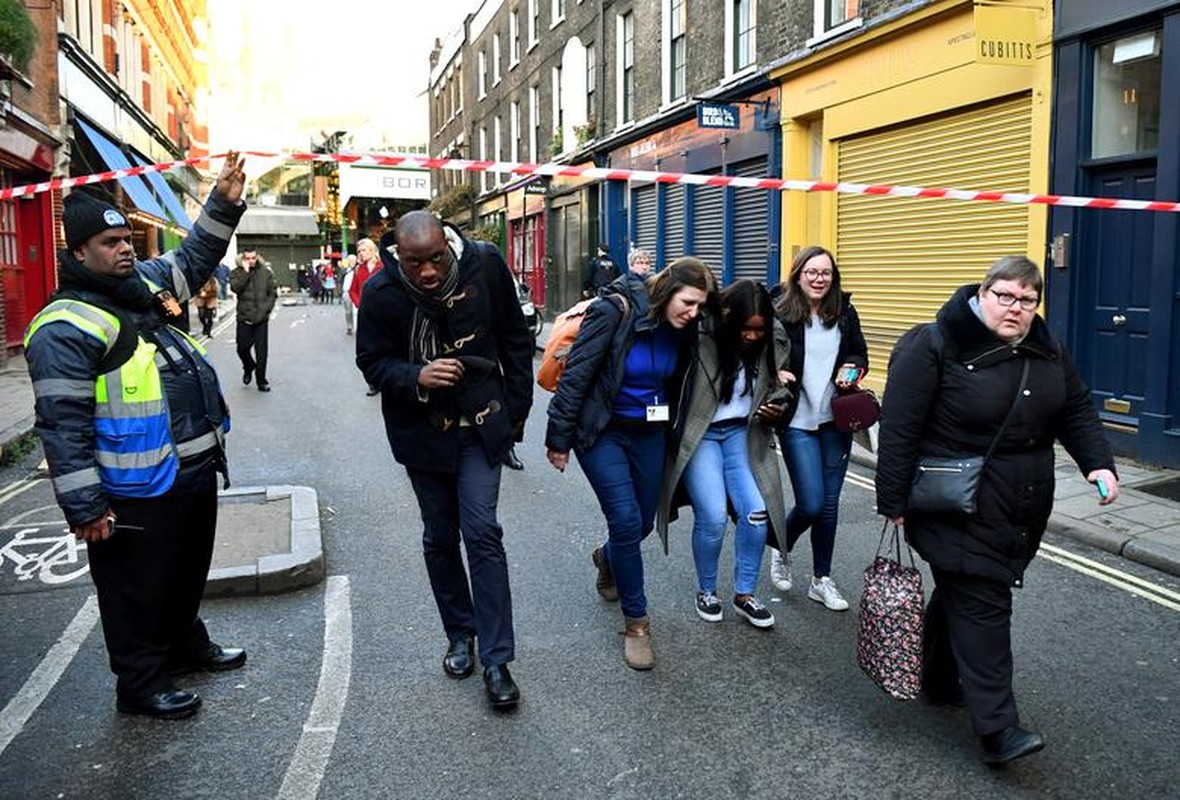 Toan canh vu tan cong khung bo rung dong London ngay Black Friday-Hinh-10