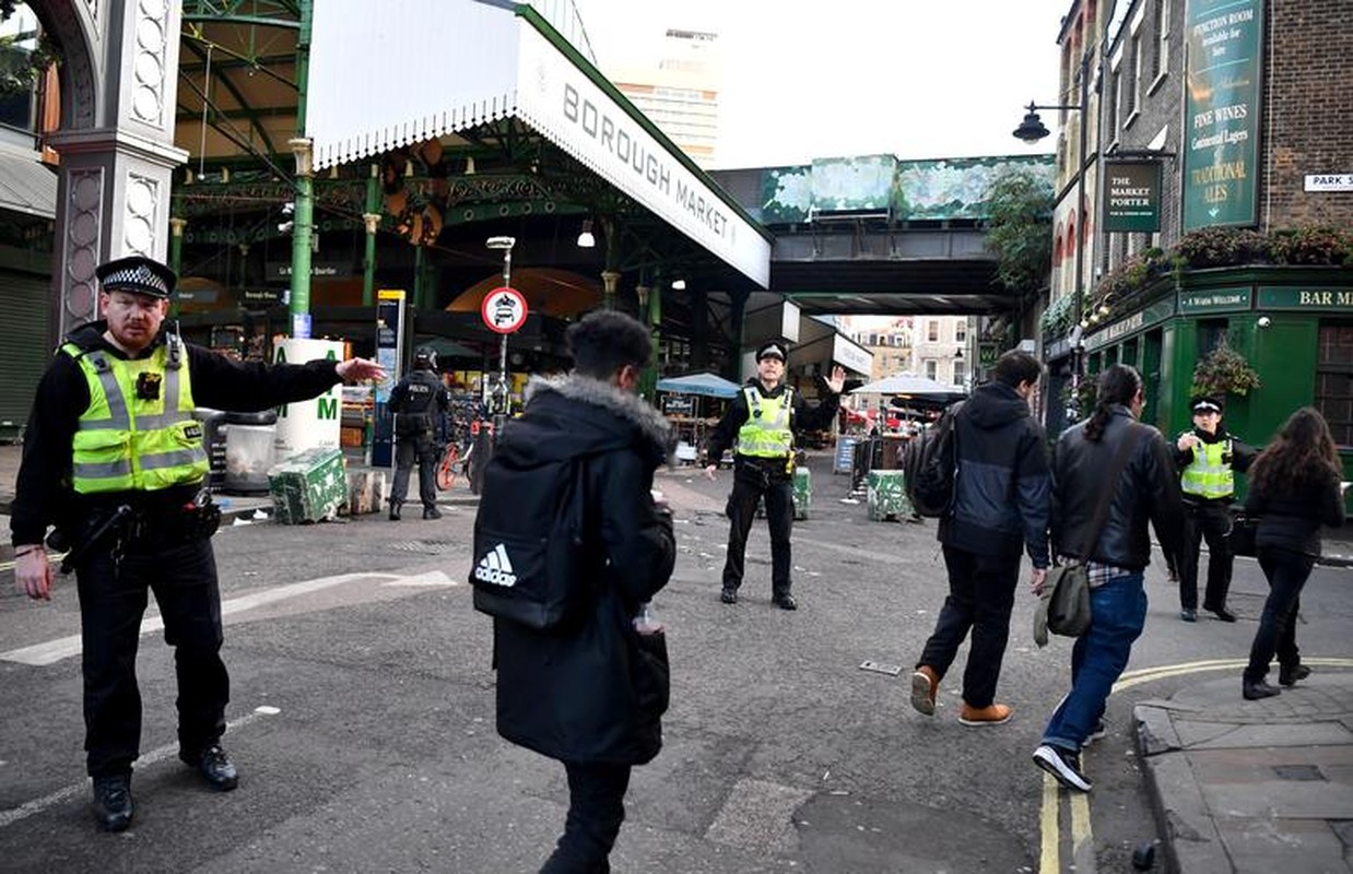 Toan canh vu tan cong khung bo rung dong London ngay Black Friday-Hinh-5