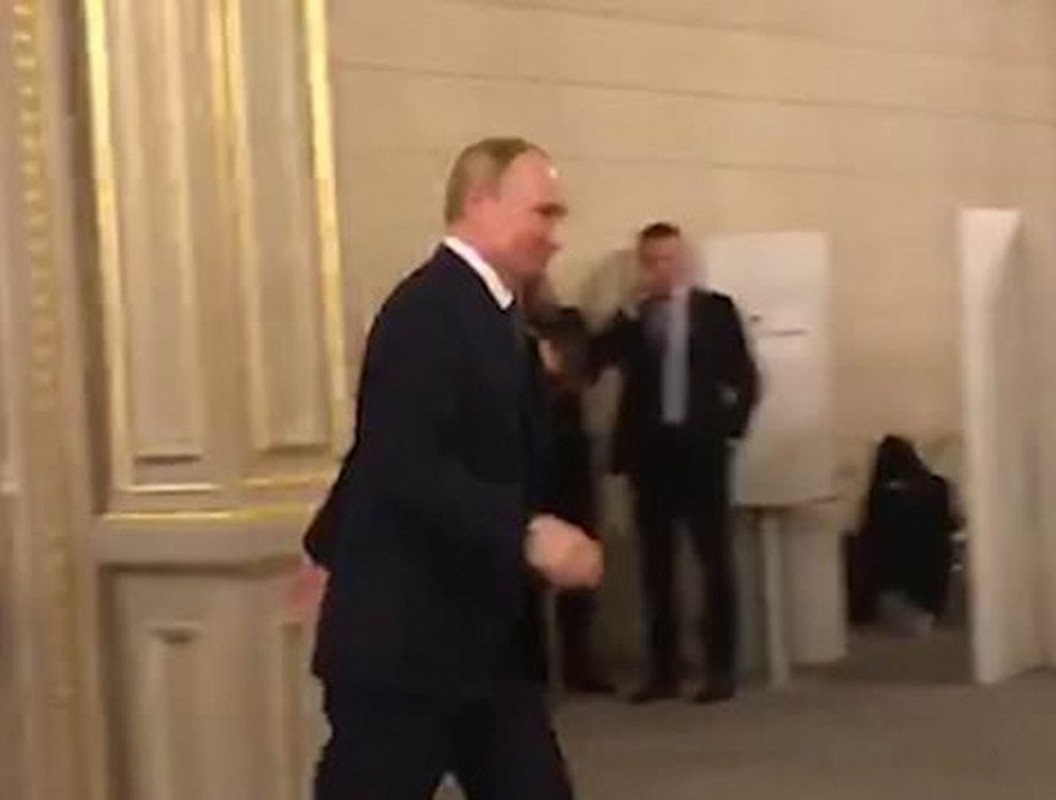 Hinh anh Tong thong Nga Putin o Paris gay ngac nhien-Hinh-2