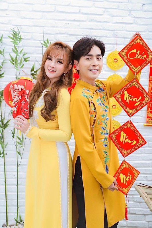 Thu Thuy va chong tre kem 10 tuoi dien ao dai ruc ro don Tet o Da Lat-Hinh-10