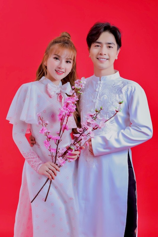 Thu Thuy va chong tre kem 10 tuoi dien ao dai ruc ro don Tet o Da Lat-Hinh-11