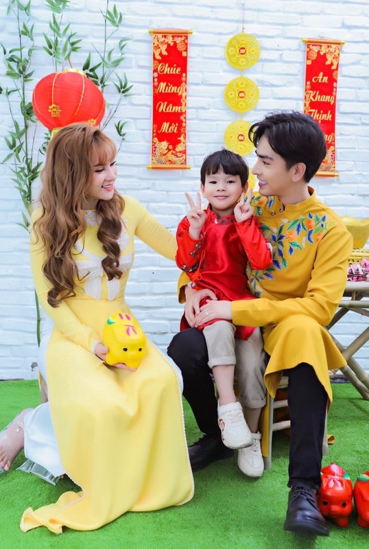 Thu Thuy va chong tre kem 10 tuoi dien ao dai ruc ro don Tet o Da Lat-Hinh-3