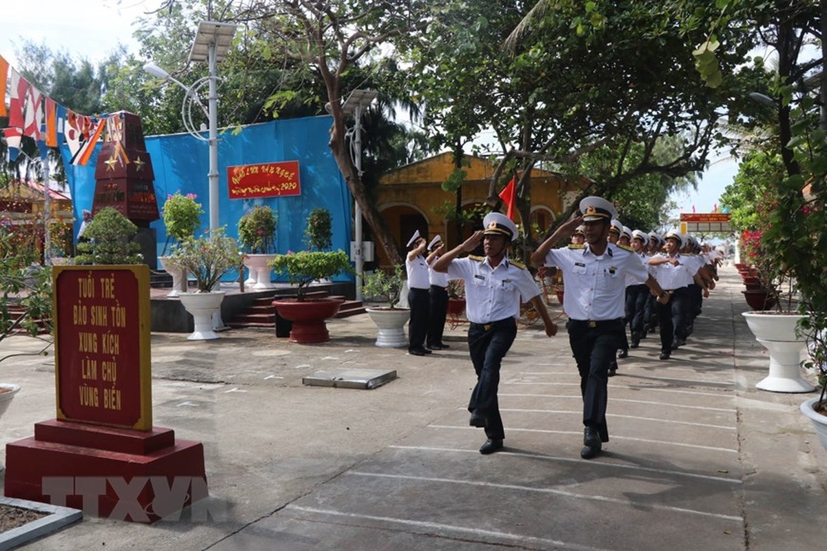 Linh thieng le chao co sang mung 1 Tet tai quan dao Truong Sa-Hinh-3