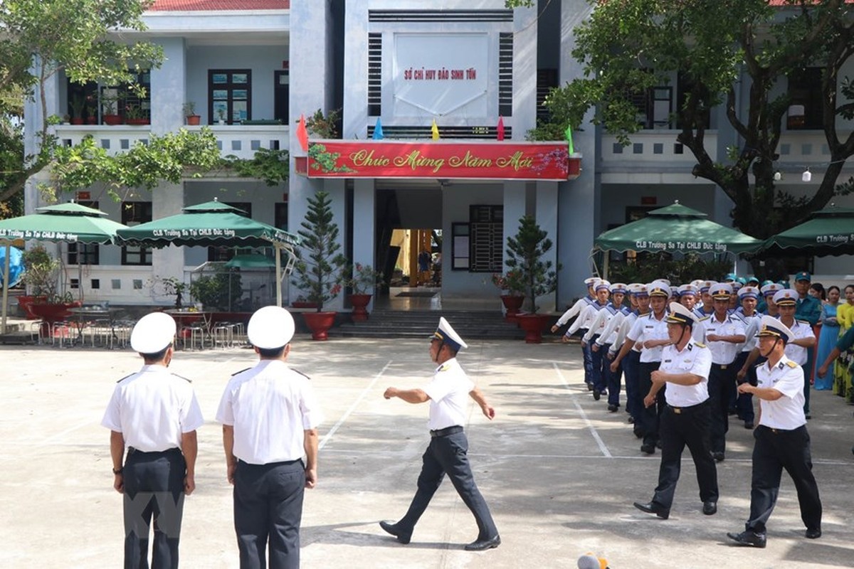 Linh thieng le chao co sang mung 1 Tet tai quan dao Truong Sa-Hinh-4