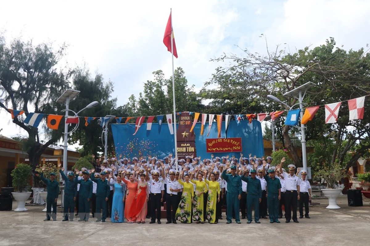 Linh thieng le chao co sang mung 1 Tet tai quan dao Truong Sa-Hinh-5