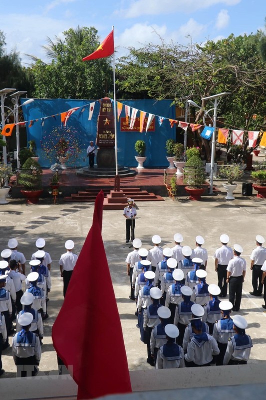 Linh thieng le chao co sang mung 1 Tet tai quan dao Truong Sa