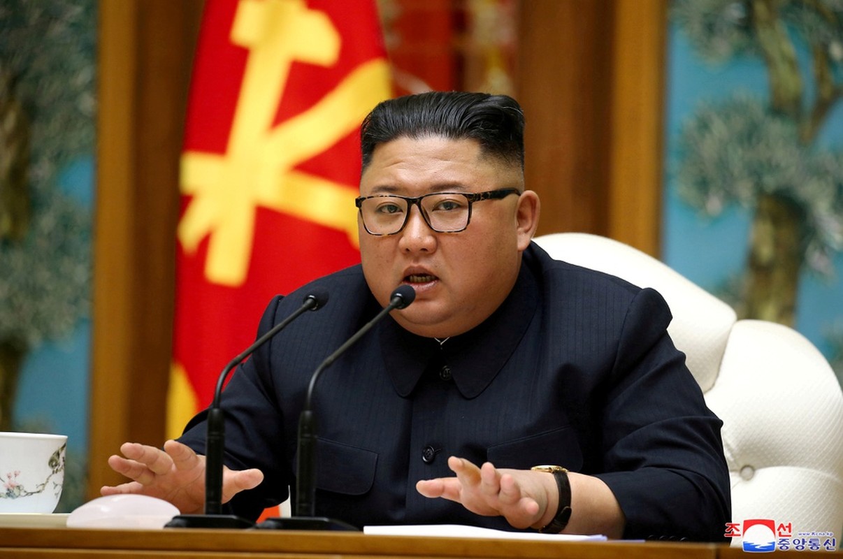 Nhung lan ong Kim Jong-un vang mat va tai xuat khien the gioi ngo ngang