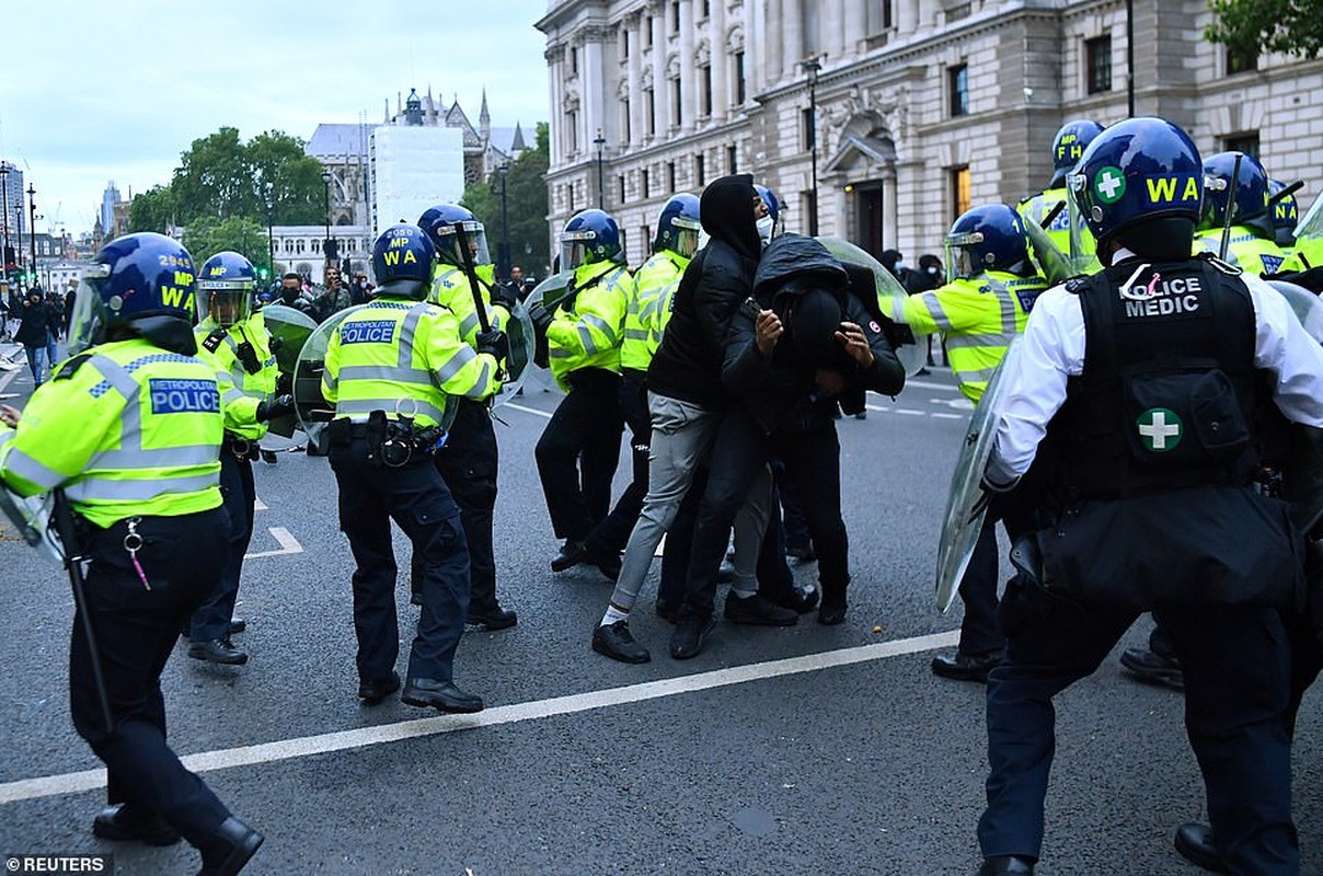 Canh dung do du doi giua canh sat va nguoi bieu tinh o London-Hinh-5