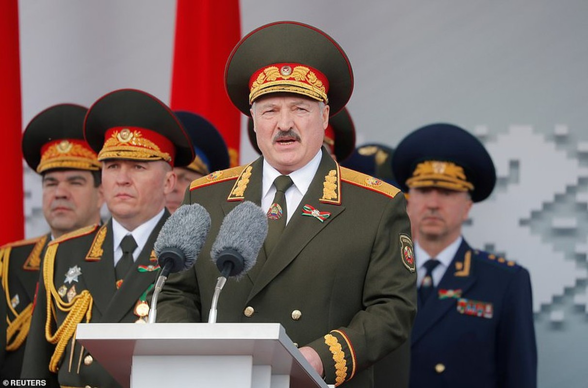 Bat ngo nu quan nhan Belarus xinh dep trong le duyet binh o Minsk-Hinh-6
