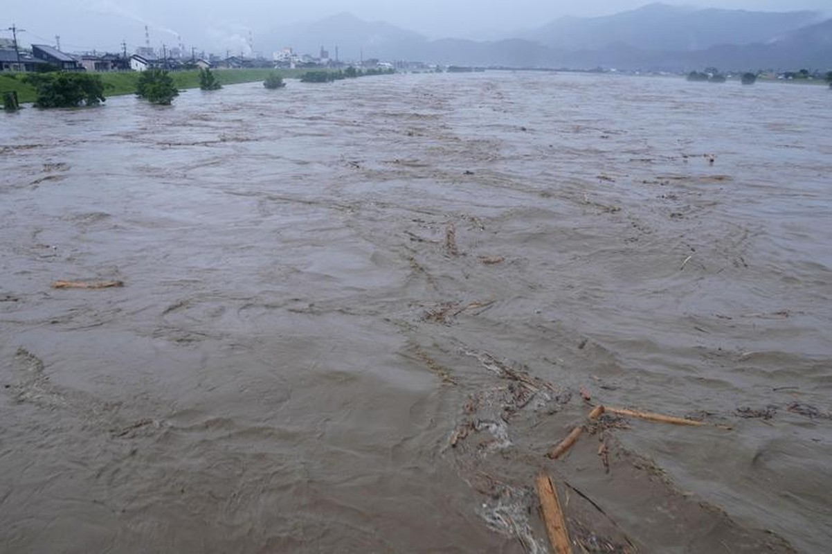 Mua lu o Nhat Ban: Nha cua tan hoang, pho bien thanh song-Hinh-7