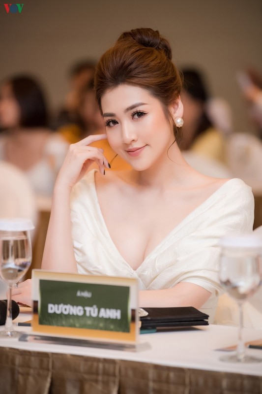 A hau Tu Anh tiet lo chi co 500.000 dong trong vi moi khi ra duong-Hinh-10