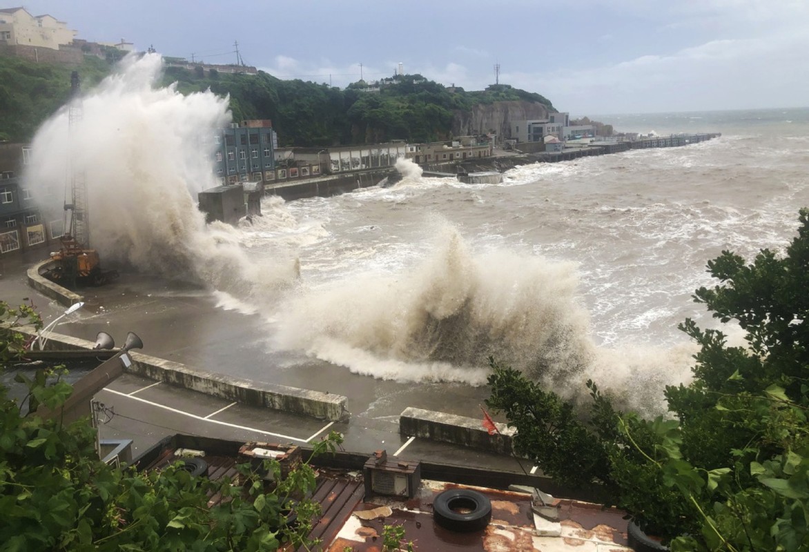 Anh: Sieu bao Hagupit do bo Trung Quoc giua luc lu lut o dinh