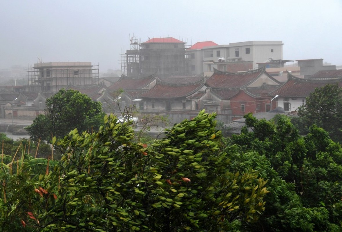 Anh: Bao Mekkhala do bo Trung Quoc, thoi bay nha xuong trong vai giay-Hinh-9