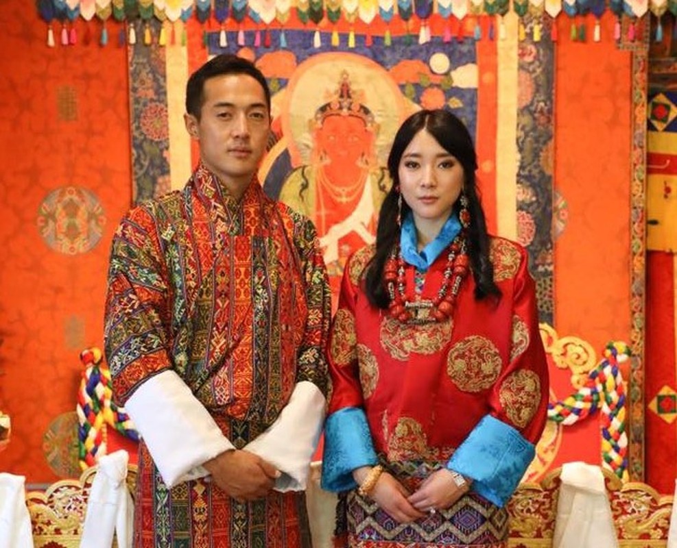 3 anh em Quoc vuong Bhutan lay 3 chi em cung mot nha-Hinh-6