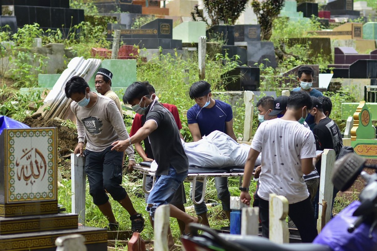 Indonesia chay dua cuu nguoi sau vu dong dat-Hinh-10