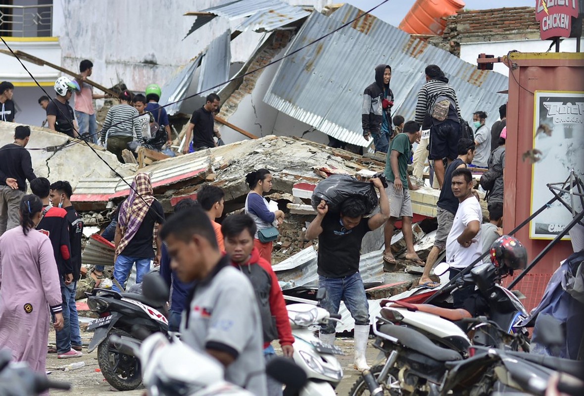 Indonesia chay dua cuu nguoi sau vu dong dat-Hinh-3