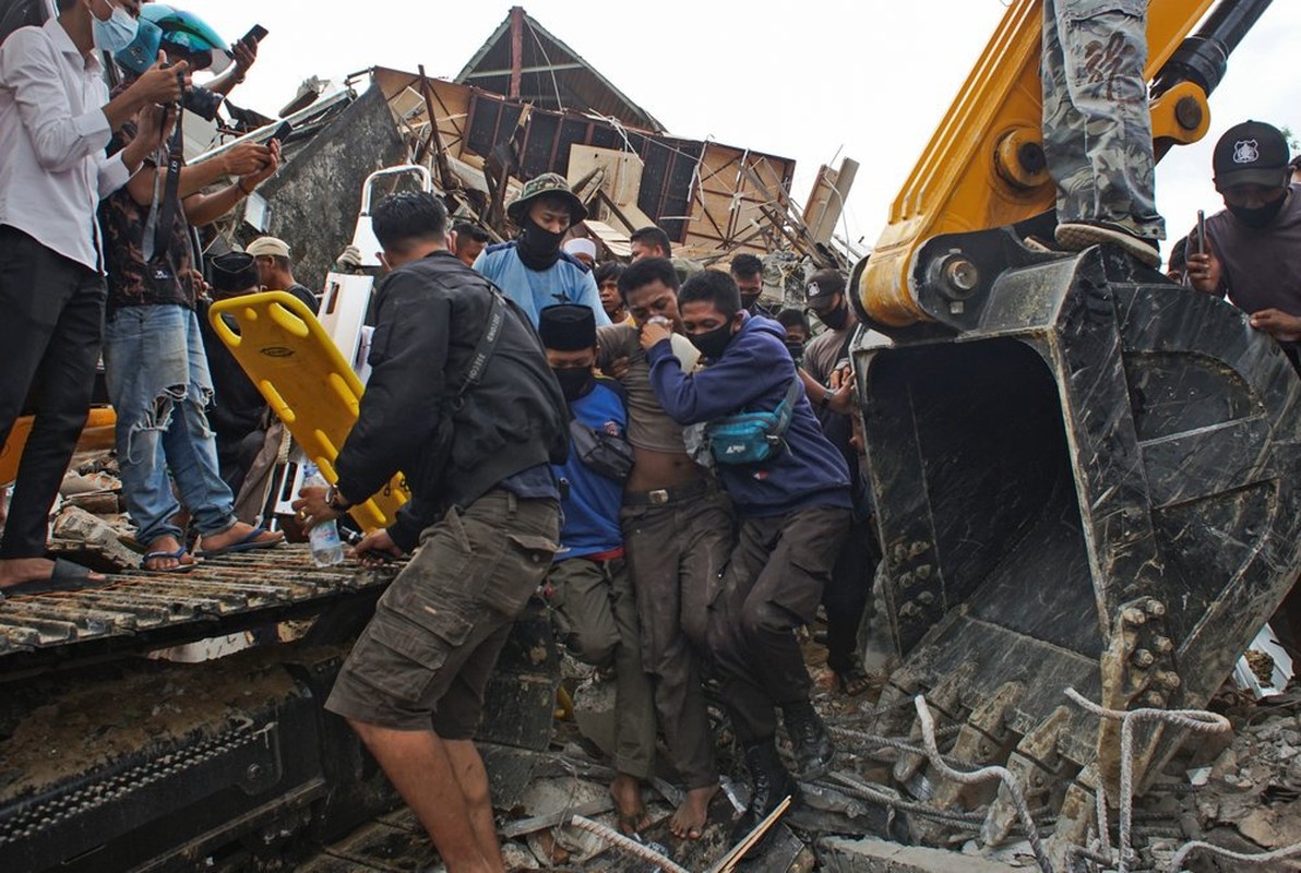 Indonesia chay dua cuu nguoi sau vu dong dat-Hinh-5