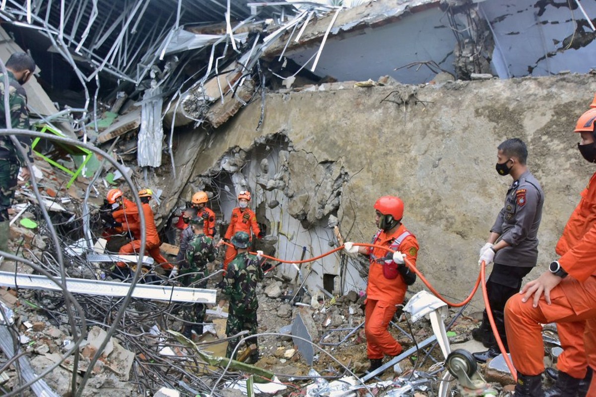 Indonesia chay dua cuu nguoi sau vu dong dat-Hinh-6