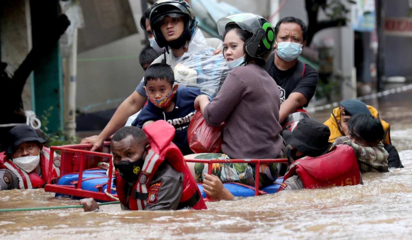 Canh nguoi dan thu do Indonesia khon kho vi lu lut-Hinh-10