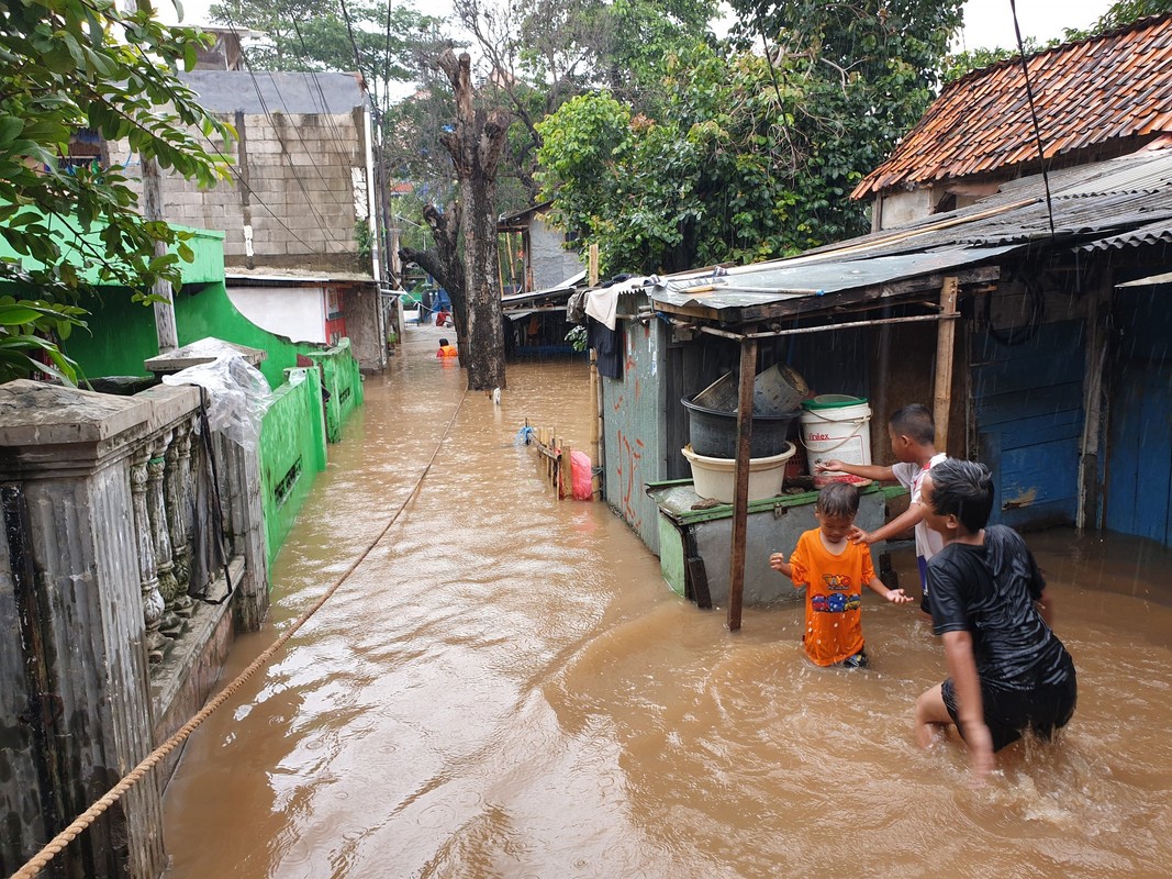 Canh nguoi dan thu do Indonesia khon kho vi lu lut-Hinh-5