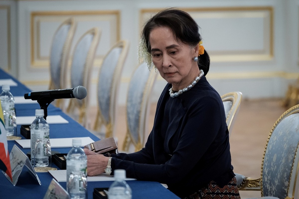Bien co chinh tri o Myanmar: Chiu loat cao buoc...ba Suu Kyi co thoat?-Hinh-8