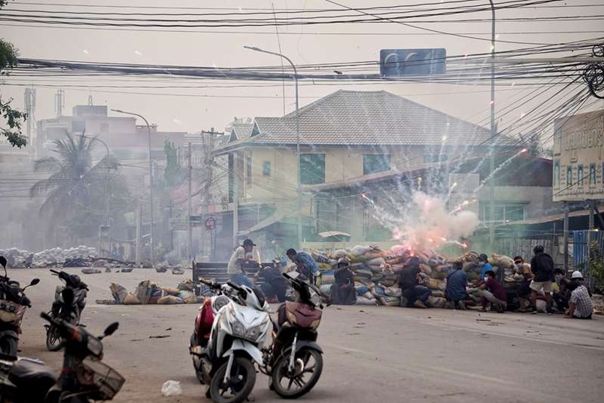 Dien bien moi nhat cuoc bieu tinh o Myanmar, be 7 tuoi thiet mang-Hinh-6