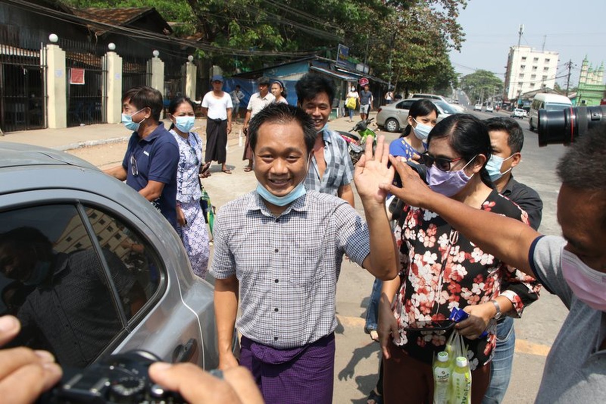 Quan doi Myanmar co dong thai bat ngo, bieu tinh se 