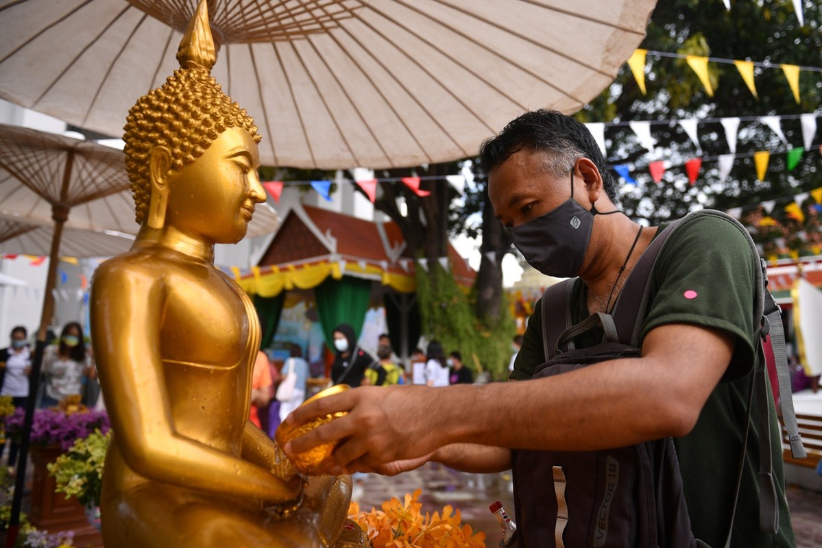 Dich Covid-19 bung tro lai, pho xa Thai Lan toi den giua tet Songkran