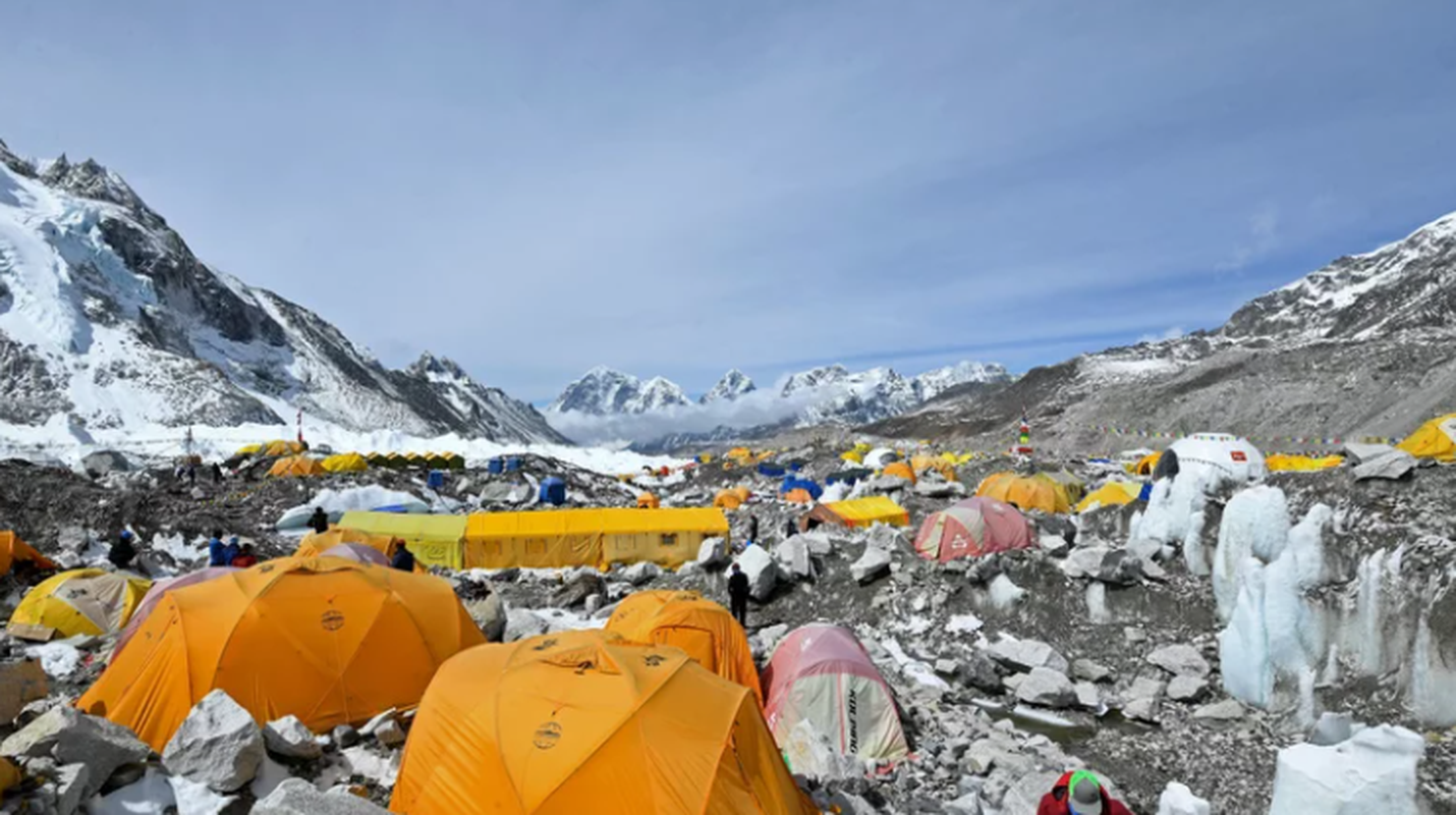 Dich COVID-19 dang de doa “noc nha the gioi” Everest the nao?-Hinh-2