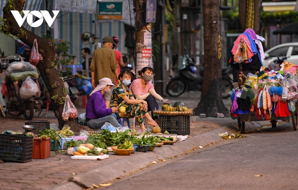 Dich Covid-19 dien bien phuc tap, nhieu cho “coc” o Ha Noi van hoat dong tap nap-Hinh-6