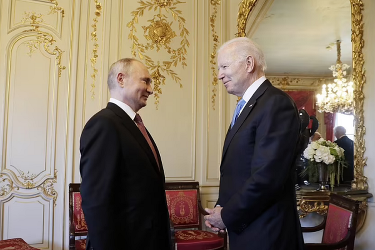 Gap ong Putin, Tong thong My Joe Biden tang mon qua bat ngo-Hinh-7