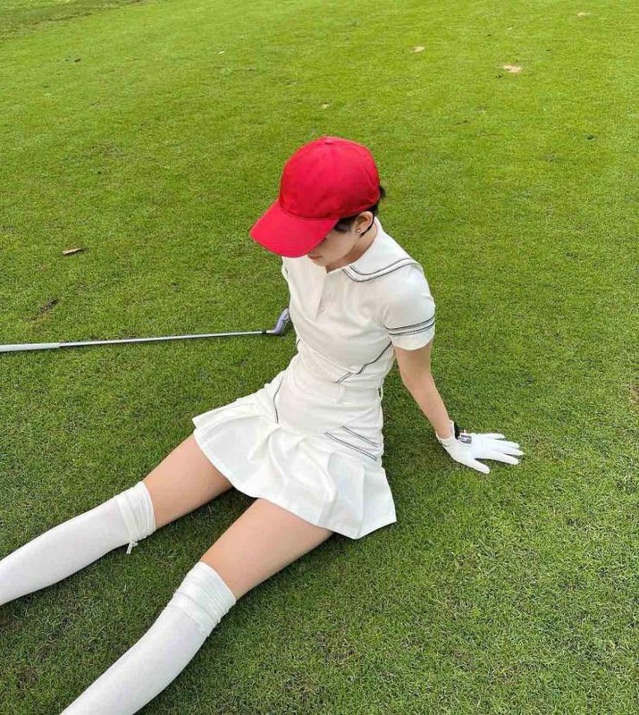 Di choi golf, my nhan mac goi cam khoe body cuc pham-Hinh-4