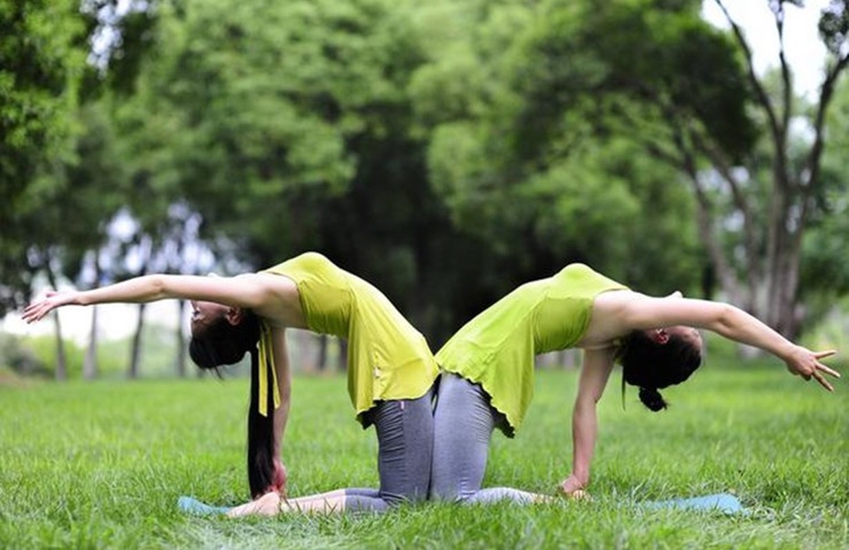 Tap yoga giua thien nhien, chi em gay 