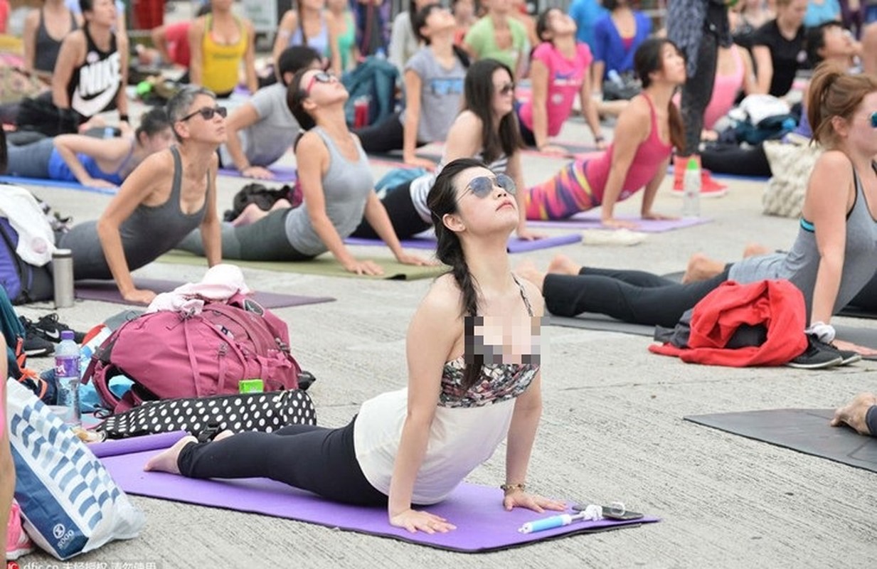 Tap yoga giua thien nhien, chi em gay 