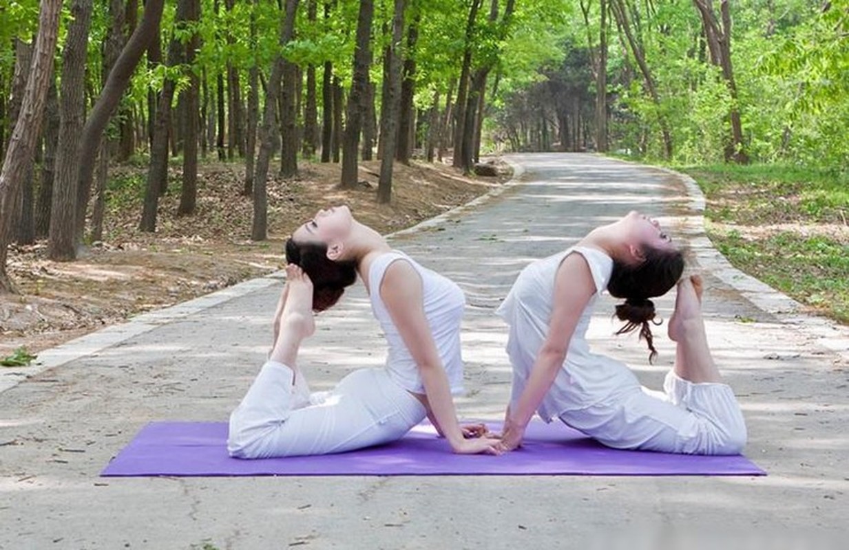 Tap yoga giua thien nhien, chi em gay 