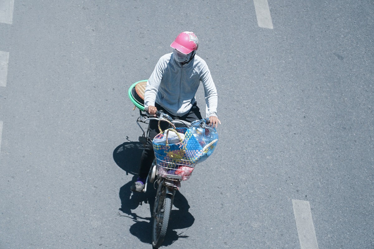 Muon kieu doi pho nang nong cua nguoi lao dong o Ha Noi-Hinh-4