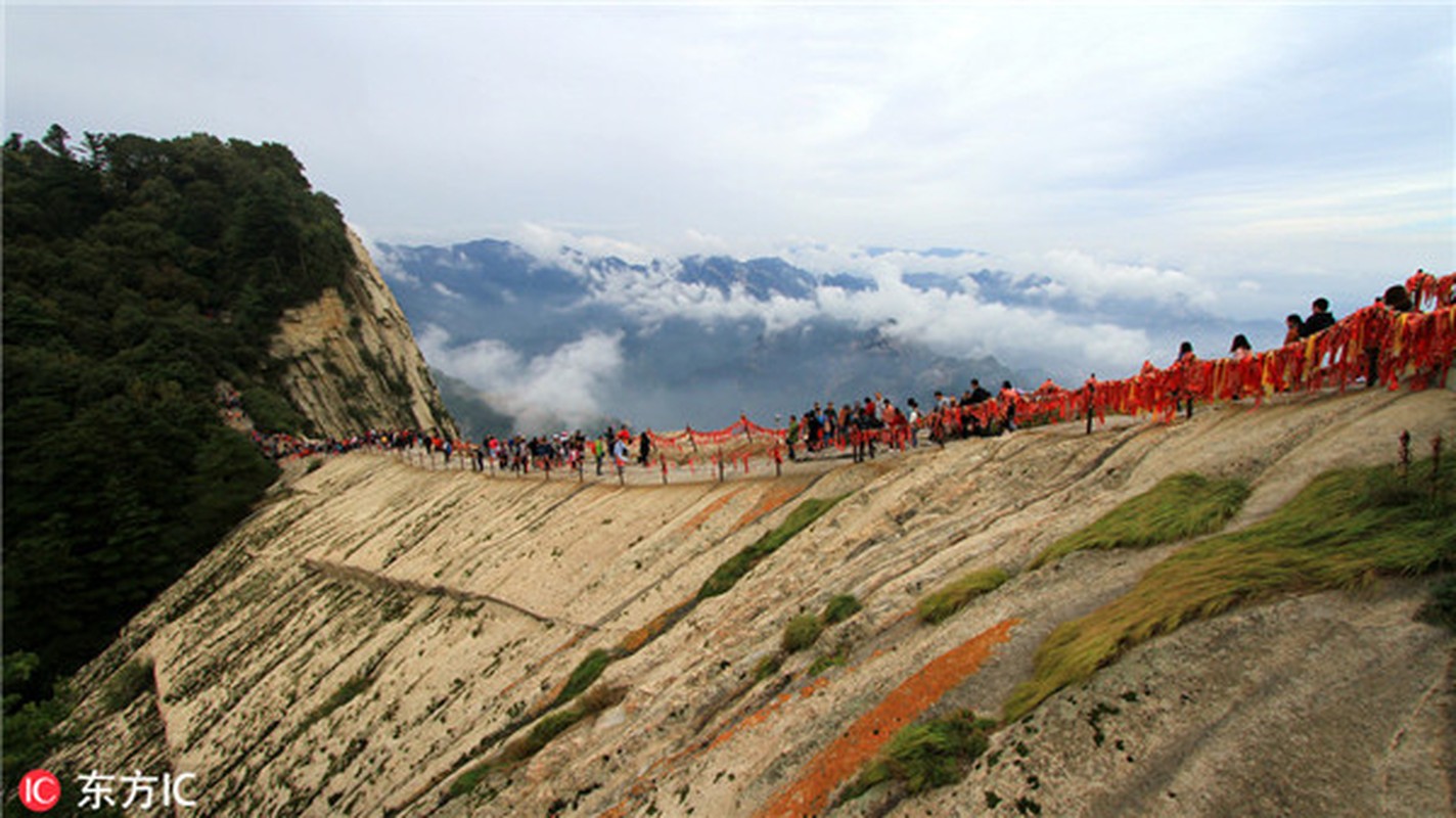 View - 	Cận cảnh con đường leo núi nguy hiểm nhất thế giới