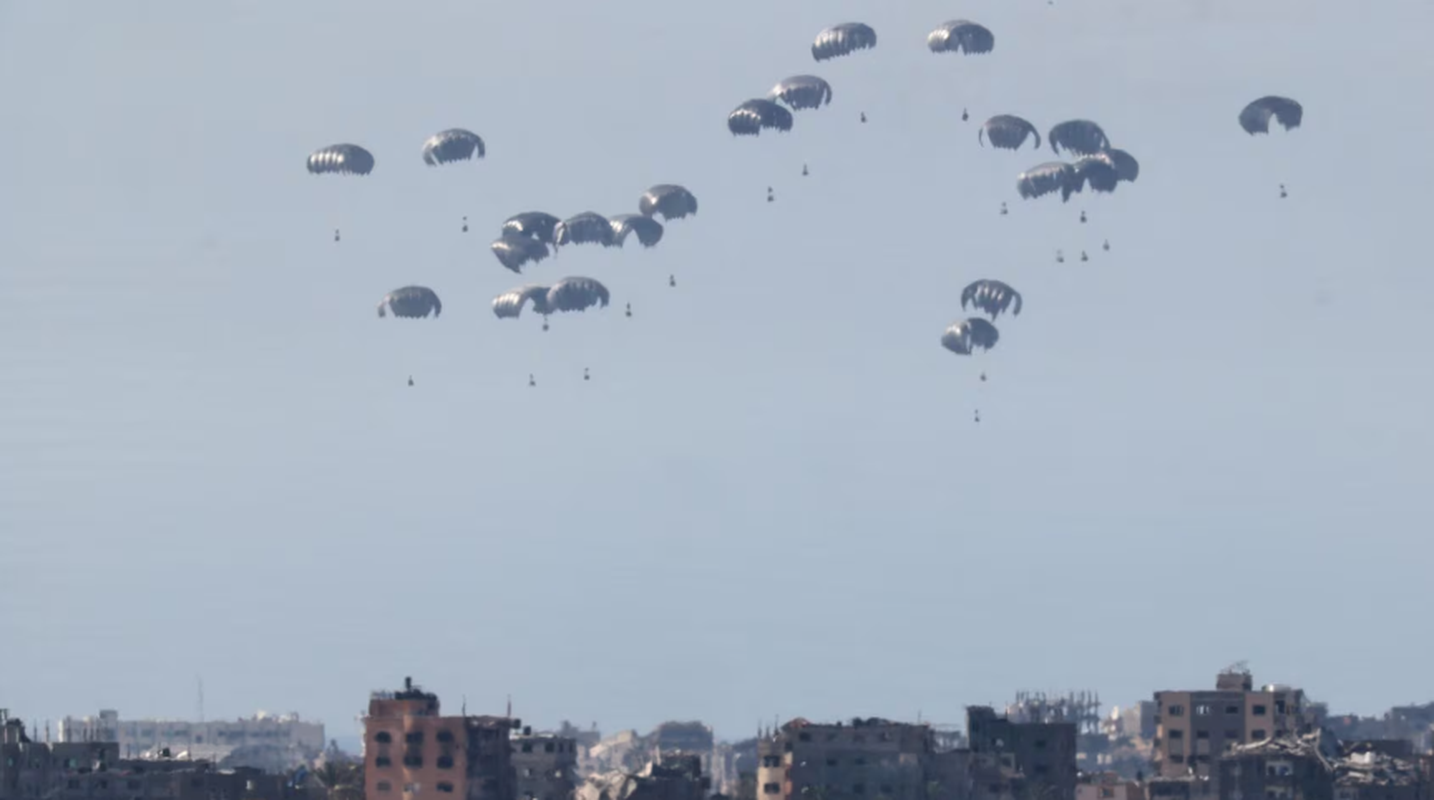 Canh hang vien tro duoc tha xuong Gaza tu may bay-Hinh-10