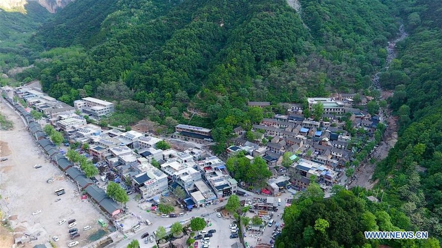 View - 	Choáng ngợp ngôi làng cổ nằm chênh vênh trên đỉnh núi