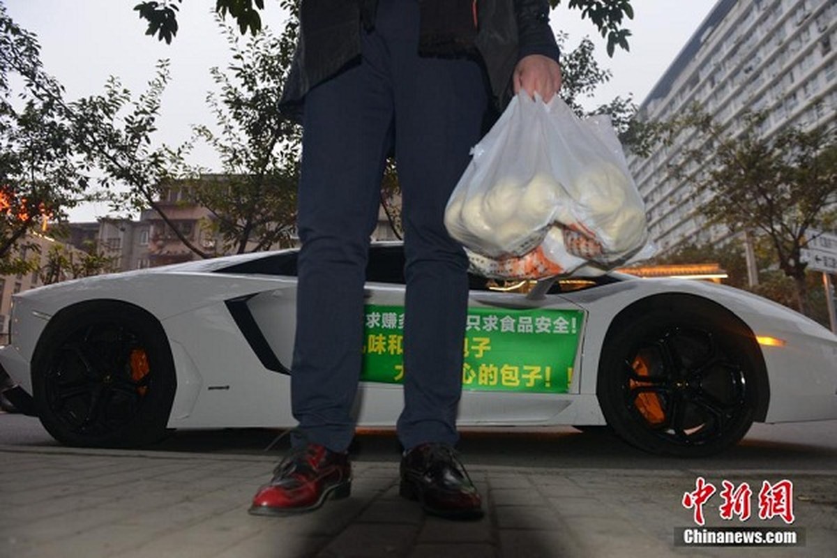 Dai gia Trung Quoc gay soc, lai Lamborghini...giao banh bao-Hinh-3