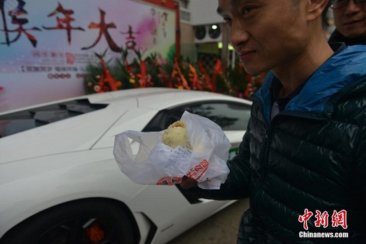 Dai gia Trung Quoc gay soc, lai Lamborghini...giao banh bao-Hinh-4