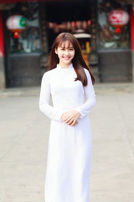 Ngam hot girl Viet tinh khoi trong ta ao dai trang