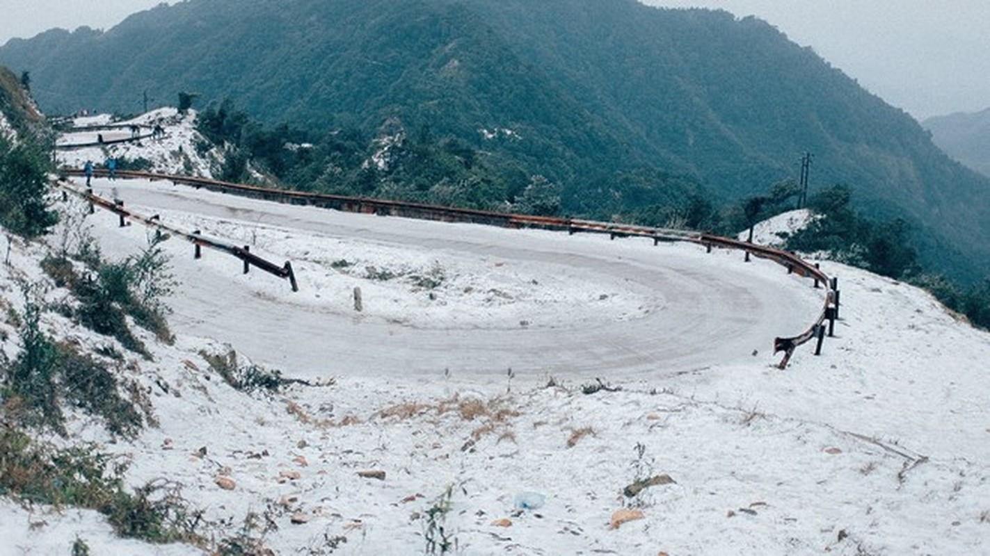 Tuyet trang tinh khoi tren dinh Mau Son