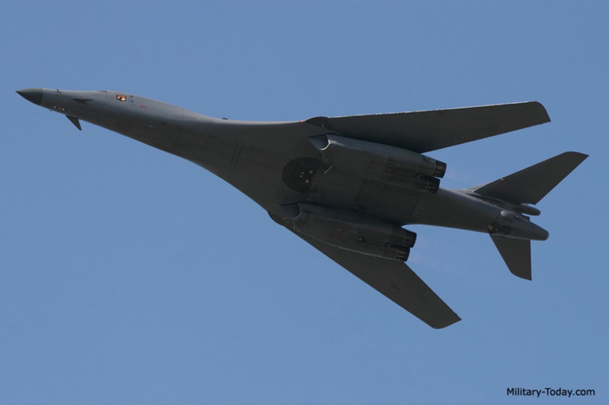 Suc manh may bay nem bom chien luoc tam xa B-1B Lancer-Hinh-6