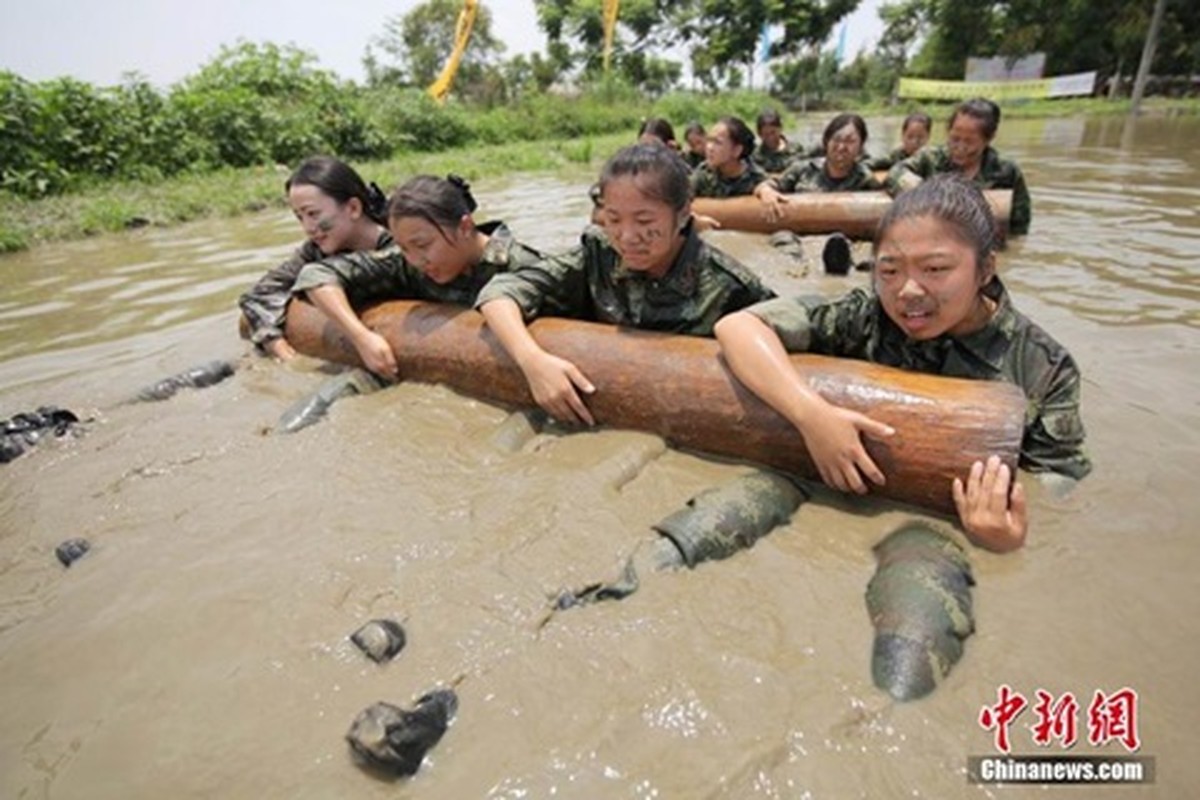 Anh huan luyen cuc kho cua tiep vien hang khong