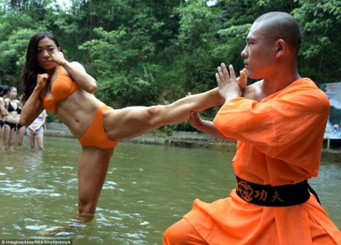 Nu sinh mac bikini luyen vo voi bac thay kung fu