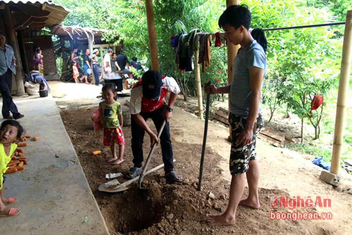 Doc dao tuc cung trong gia dinh nguoi Mong Nghe An-Hinh-12