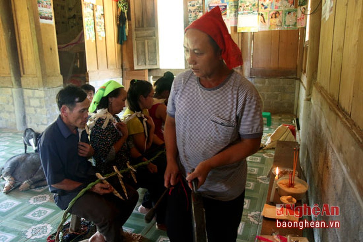 Doc dao tuc cung trong gia dinh nguoi Mong Nghe An-Hinh-9